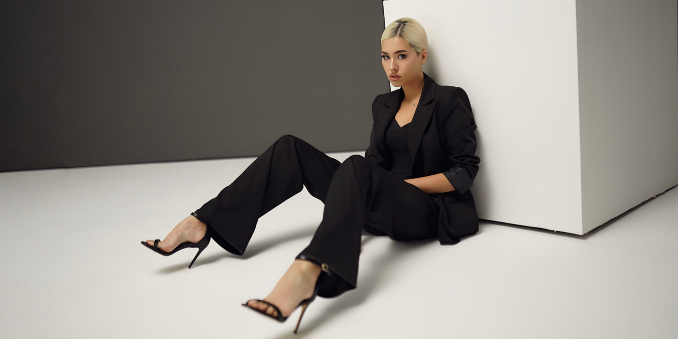 Коллекции Krista Unique из категории Дуэт очаровательное решение для активного праздничного дня и прохладного вечера, когда нарядное платье красиво дополняет накидка, пиджак или другой подходящий по стилю элемент одежды. Каждый из них может стать самостоятельной деталью в ансамбле с другими предметами гардероба, нужно только правильно подобрать все компоненты образа.