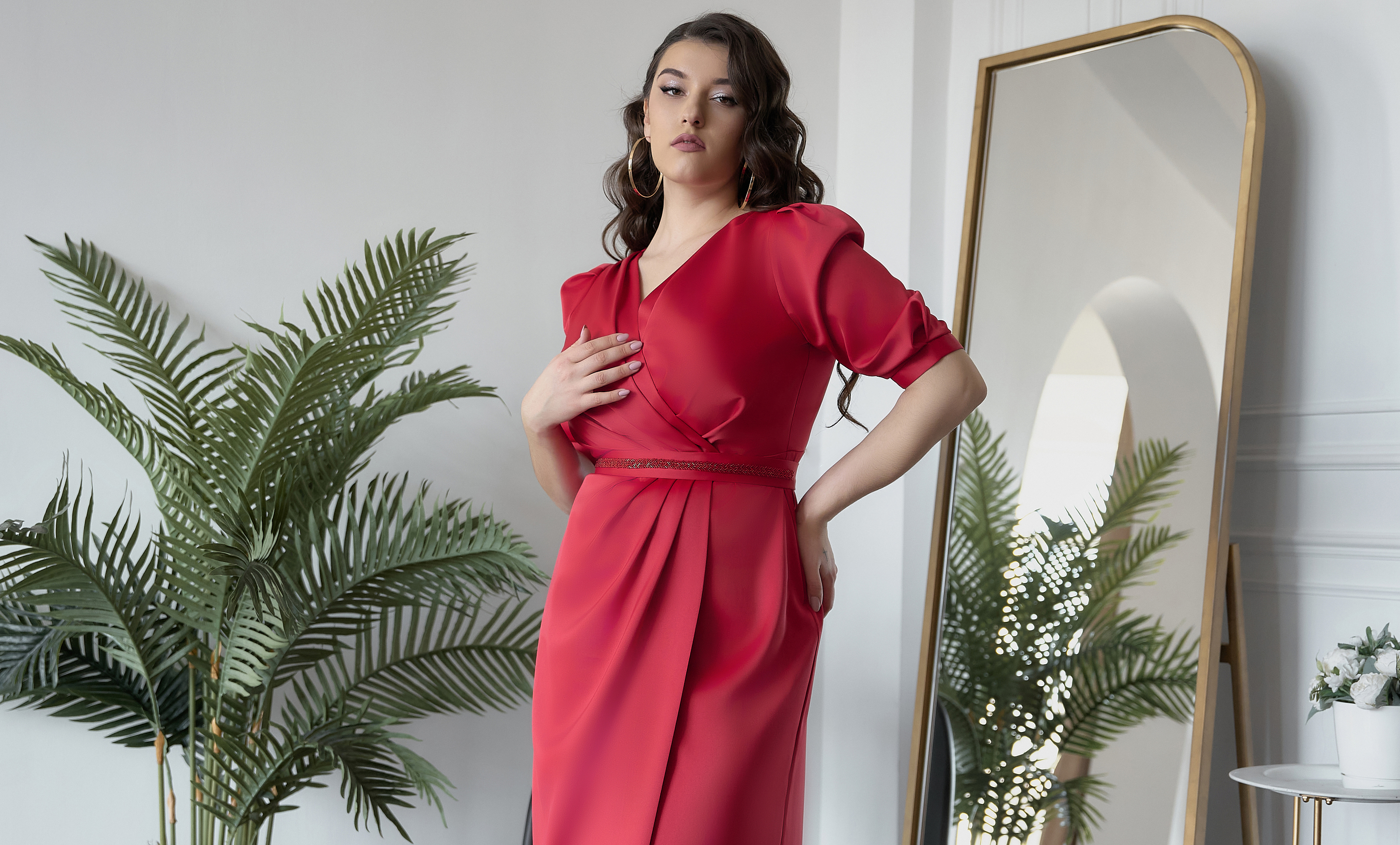 Женщины зрелого возраста отличаются особенной красотой и нуждаются в тщательном подходе к выбору наряда. Наше восхищение ими выражается в элегантных праздничных платьях Krista Unique, созданными специально для этого возраста. Модные расцветки и фасоны придают нашим дамам легкость и изящество. А дорогие ткани, искусно расшитые стразами, жемчугом и стеклярусом, превращают в царицу вечера каждую из них.